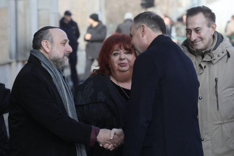 Prezydent Andrzej Duda, Naczelny Rabin Polski Michael Schudrich (L), dyrektorka Teatru Żydowskiego Gołda Tencer i członek Rady Muzeum przy Muzeum Historii Żydów Polskich POLIN Artur Hofman podczas uroczystości na Dworcu Gdańskim w Warszawie. 08.03.2018. Fot. PAP/P. Supernak