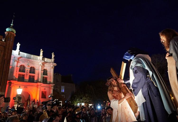 Widowisko religijno-teatralne "Sąd nad Jezusem” w historycznym centrum Gdańska. 2017 r. Fot. PAP/A. Warżawa