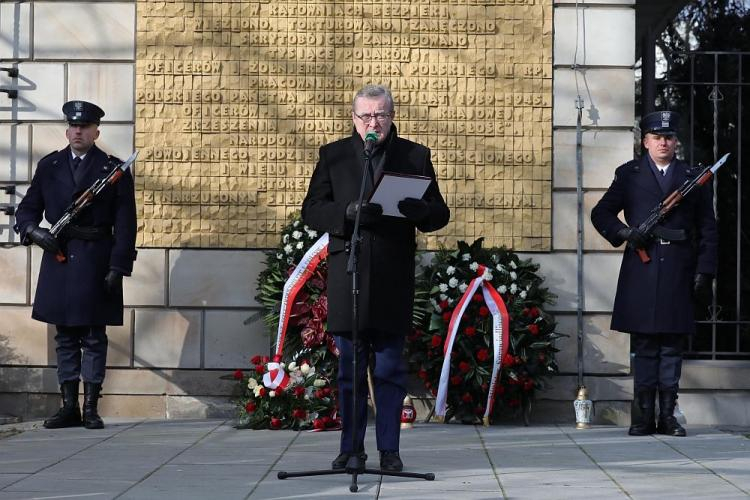 Wicepremier, minister kultury i dziedzictwa narodowego Piotr Gliński (C) podczas uroczystości przed tablicą umieszczoną na budynku Ministerstwa Sprawiedliwości, upamiętniającą więzionych, torturowanych i zamęczonych w byłym areszcie śledczym Ministerstwa Bezpieczeństwa Publicznego przy ul. Koszykowej w Warszawie. Fot. PAP/T. Gzell