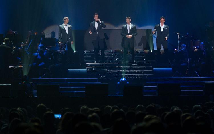 Międzynarodowa grupa wokalna Il Divo podczas koncertu w Łodzi - od lewej: Sebastien Izambard, David Miller, Urs Buehler i Carlos Marin. 2012 r. Fot. PAP/G. Michałowski