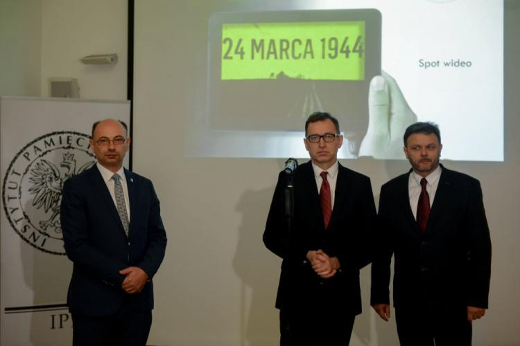 Prezes Instytutu Pamięci Narodowej dr Jarosław Szarek (C), wiceprezes IPN Mateusz Szpytma (L) i dziennikarz Adam Hlebowicz (P) podczas konferencji prasowej. Fot. PAP/J. Kamiński