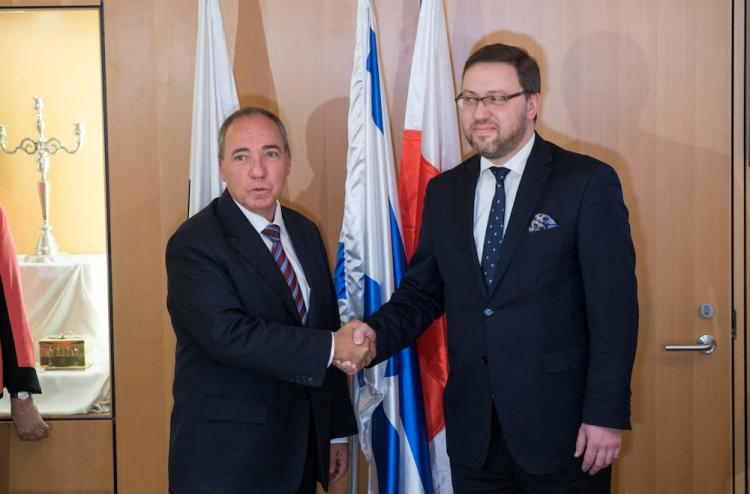 Spotkanie zespołów ds. dialogu prawno-historycznego Polski i Izraela. Nz. wiceminister spraw zagranicznych Bartosz Cichocki (P) i dyrektor generalny izraelskiego MSZ Juwal Rotem (L). Fot. PAP/EPA