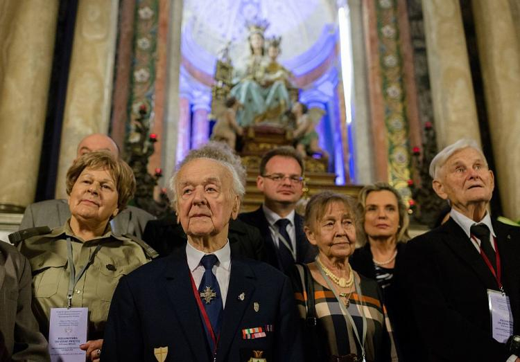 Szef UdSKiOR Jan Józef Kasprzyk (C), senator Anna Maria Anders (2P) i uczestnicy pielgrzymki przy figurze Matki Bożej Szkaplerznej po mszy świętej w Sanktuarium Stella Maris w Hajfie. Fot. PAP/A. Guz