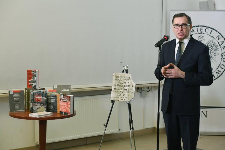 Prezes IPN Jarosław Szarek podczas konferencji prasowej i premiery spotu poświęconego 50. rocznicy Marca'68 w Centrum Edukacyjnym IPN w Warszawie. Fot. PAP/R. Pietruszka