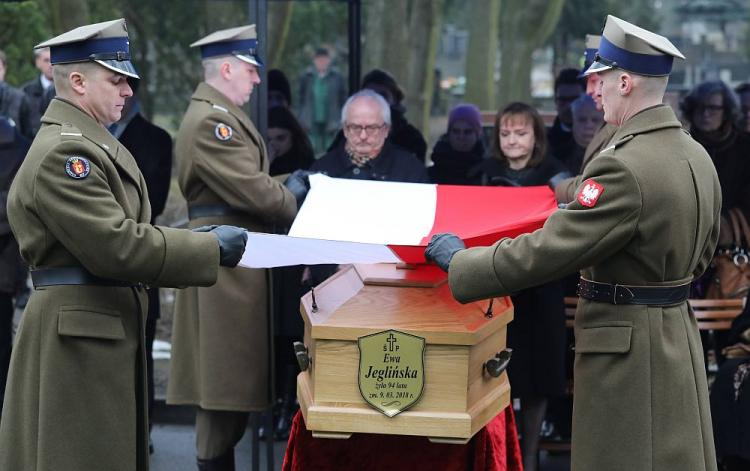 Uroczystości pogrzebowe łączniczki Powstania Warszawskiego Ewy Jeglińskiej ps. Ewa 319 na Cmentarzu Wojskowym na Powązkach w Warszawie. Fot. PAP/T. Gzell