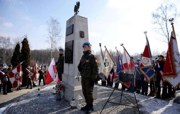 Złożenie kwiatów przed pomnikiem poświęconym pamięci żołnierzy AK, NSZ, WiN, 1 bm. na kieleckim cmentarzu w ramach obchodów Narodowego Dnia Pamięci Żołnierzy Wyklętych. Fot. PAP/Piotr Polak