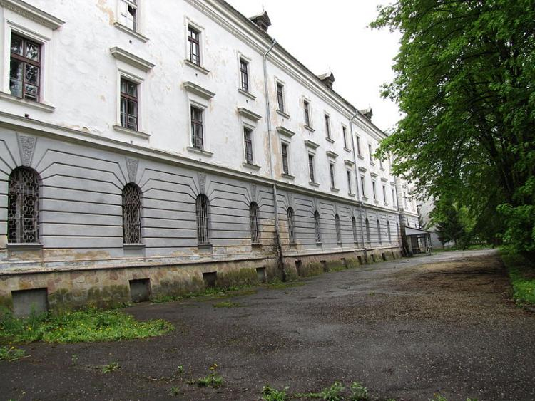 Budynek dawnego kolegium Jezuitów w Chyrowie. Źródło: Wikimedia Commons