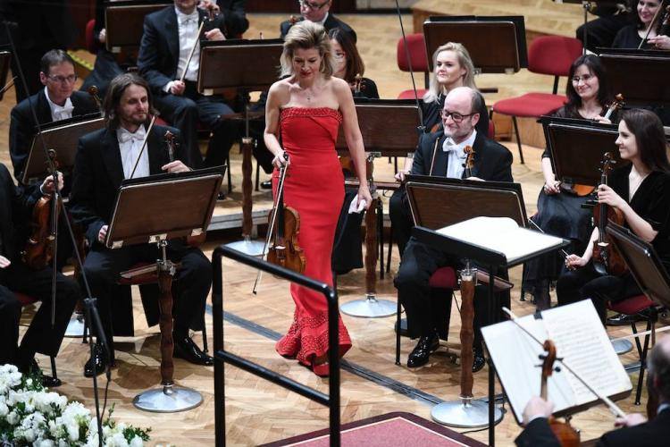 Skrzypaczka Anne-Sophie Mutter (C) przed koncertem, który odbył się w ramach 22. Wielkanocnego Festiwalu Ludwiga Van Beethovena. Fot. PAP/J. Turczyk