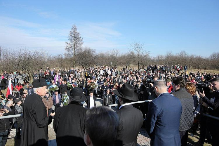 Uczestnicy Marszu Pamięci w 75. rocznicę likwidacji krakowskiego getta podczas modlitwy przy pomniku w miejscu b. niemieckiego obozu KL Plaszow. Fot. PAP/S. Rozpędzik