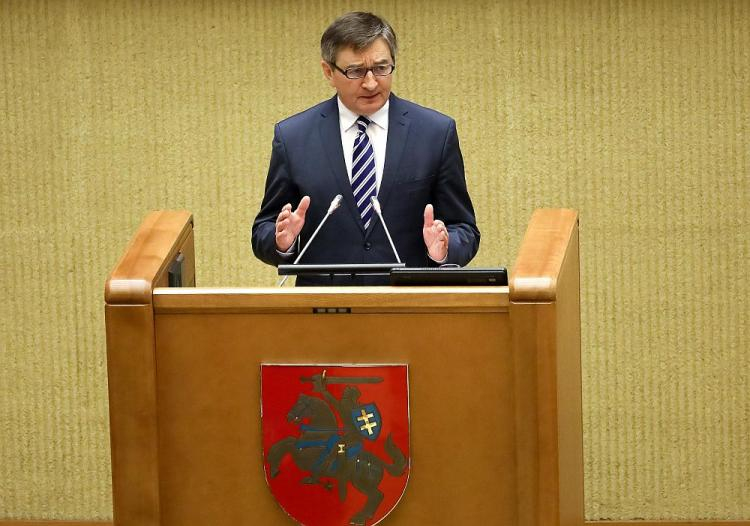 Marszałek Sejmu RP Marek Kuchciński podczas wystąpienie w Seimasie w Wilnie. Fot. PAP/P. Supernak