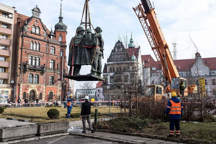 Demontaż Pomnika Wdzięczności dla Armii Radzieckiej w Legnicy. Fot. PAP/M. Kulczyński