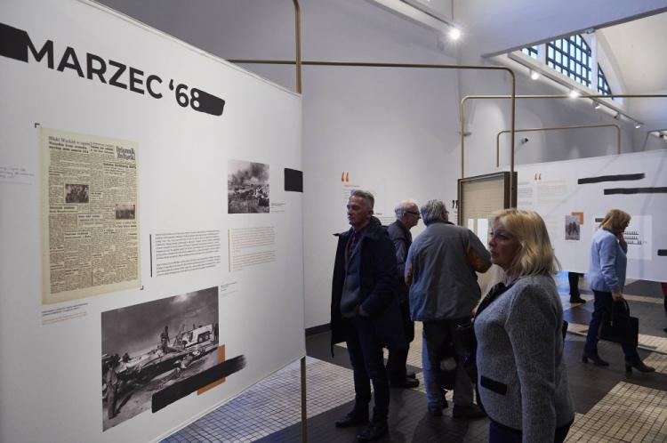 Wernisaż wystawy "Rozproszenie. Emigracja Marca'68" w Muzeum Emigracji w Gdyni. Fot. PAP/A. Warżawa