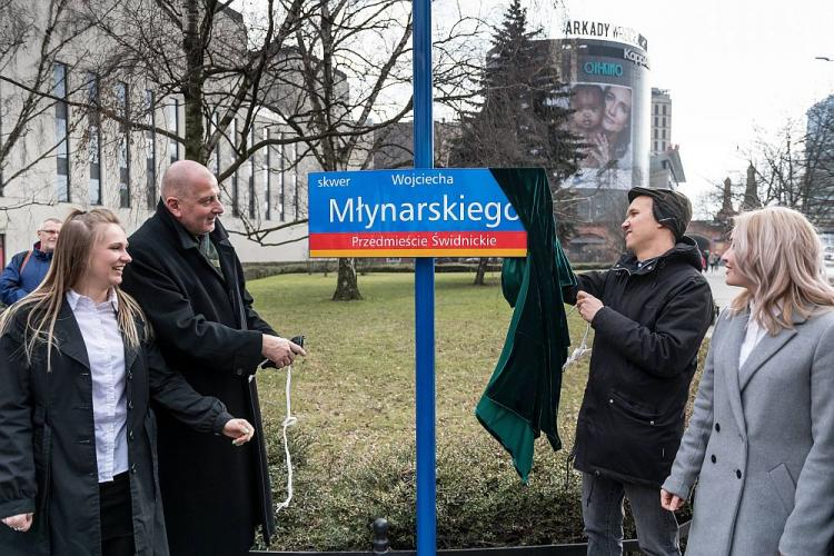 Syn Wojciecha Młynarskiego - Jan (P) i prezydent Wrocławia Rafał Dutkiewicz (L) podczas uroczystości nadania skwerowi we Wrocławiu imienia Wojciecha Młynarskiego. Fot. PAP/M. Kulczyński