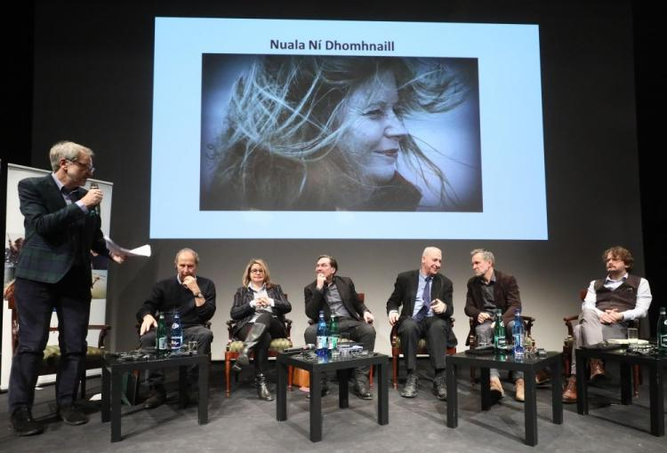 Członkowie jury: Jurij Andruchowycz, Edward Hirsch, Michael Krueger, Mercedes Monmany, Tomasz Różycki oraz sekretarz jury Andrzej Franaszek i prowadzący spotkanie, dziennikarz Dariusz Bugalski podczas konferencji w Teatrze Polskim w Warszawie, na której ogłoszono nazwisko Laureata Międzynarodowej Nagrody Literackiej im. Zbigniewa Herberta 2018. Fot. PAP/P. Supernak