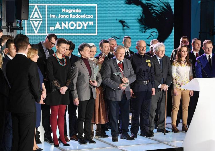 Laureaci wraz z członkami kapituły i nominowanymi podczas gali nagrody im. Jana Rodowicza "Anody" w Muzeum Powstania Warszawskiego. 11.03.2018. Fot. PAP/R. Pietruszka