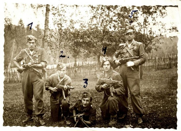 Partyzanci oddziału „Wiarusy” jesienią 1947 r. Kajetan Samborski „Duch”, Adam Półtorak „Wicher”, Teofil Papierz „Huragan”, Mieczysław Łysek „Tygrys” oraz Dymitr Ilienko „Czarny”. Fot. ze zbiorów IPN