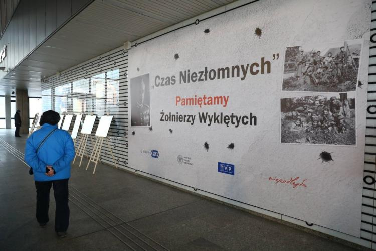 Wystawa „Czas Niezłomnych” na antresoli warszawskiego Dworca Centralnego. Fot. PAP/R. Guz