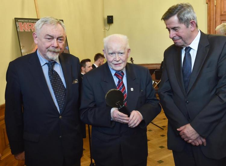 Prezydent Krakowa Jacek Majchrowski (L), prof. Andrzej Zoll (P) oraz prof. Adam Strzembosz (C), który odebrał medal "Za mądrość obywatelską" przyznawany przez redakcję miesięcznika "Kraków". Fot. PAP/J. Bednarczyk