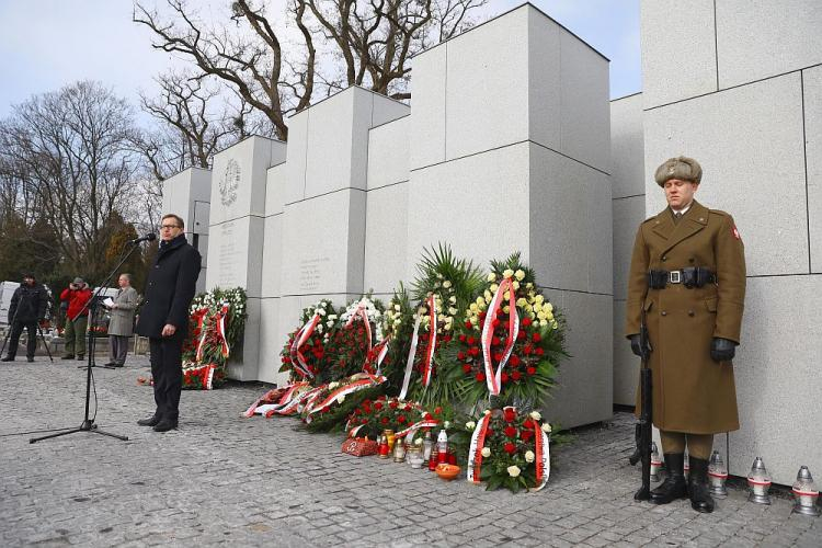 Prezes IPN Jarosław Szarek przemawia podczas uroczystości na Cmentarzu Wojskowym na Powązkach w ramach obchodów Narodowego Dnia Pamięci Żołnierzy Wyklętych. Fot. PAP/R. Guz