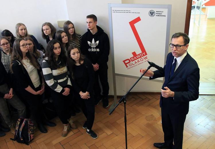 Prezes IPN Jarosław Szarek (P) podczas otwarcia wystawy „Prawdy Polaków. Manifestacja odwagi i wiary” w Wojewódzkiej Bibliotece Publicznej w Opolu. Fot. PAP/K. Świderski