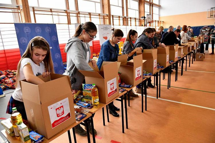 Wielkie pakowanie w ramach wielkanocnej edycji "Paczki dla Rodaka i Bohatera na Kresach" w Szczecinie. 20.03.2018. Fot. PAP/M. Bielecki