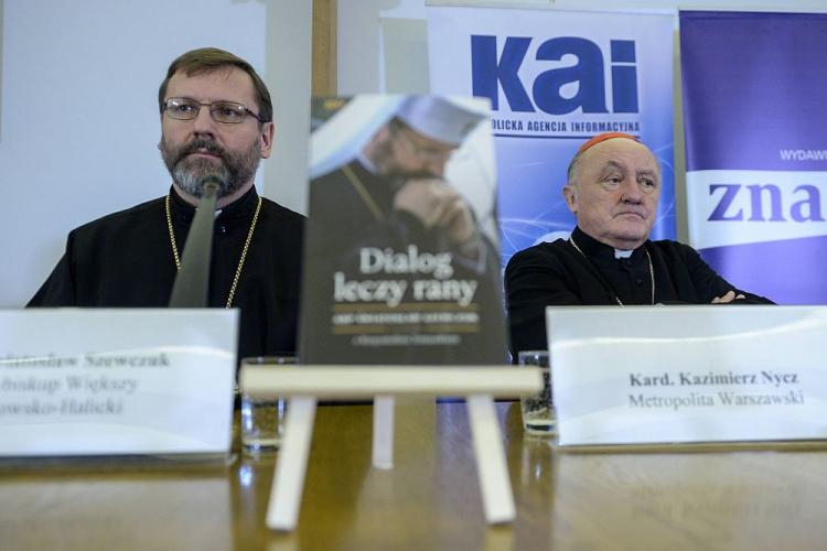 Zwierzchnik Ukraińskiego Kościoła Greckokatolickiego abp Światosław Szewczuk (L) i metropolita warszawski kard. Kazimierz Nycz (P) podczas spotkania i dyskusji na temat publikacji "Dialog leczy rany" w Sekretariacie Konferencji Episkopatu Polski w Warszawie. Fot. PAP/M. Obara