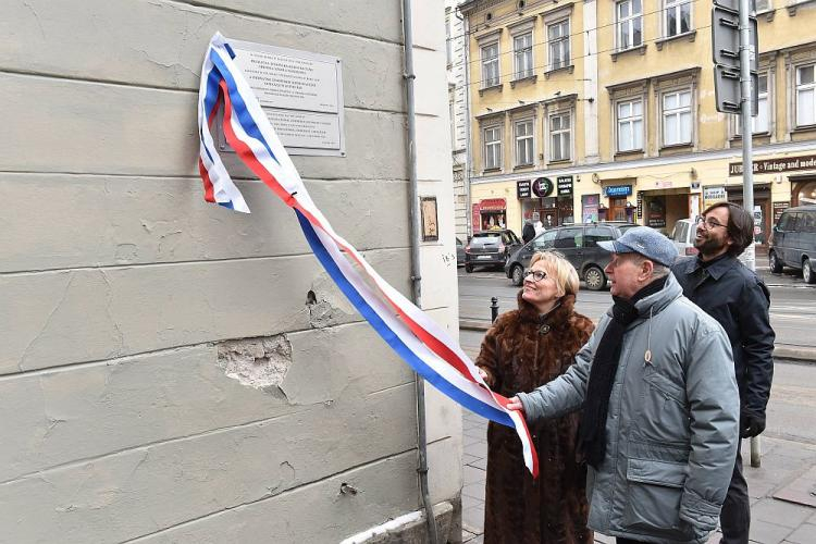 Doradca prezydenta Krakowa Anna Okońska-Walkowicz (L), przewodniczący Gminy Wyznaniowej Żydowskiej w Krakowie Tadeusz Jakubowicz (C) i nauczyciel Adam Musiał (P) odsłaniają tablicę upamiętniającą Prywatną Żydowską Koedukacyjną Średnią Szkołę Handlową przy ul. Stradomskiej 10 w Krakowie. Fot. PAP/J. Bednarczyk