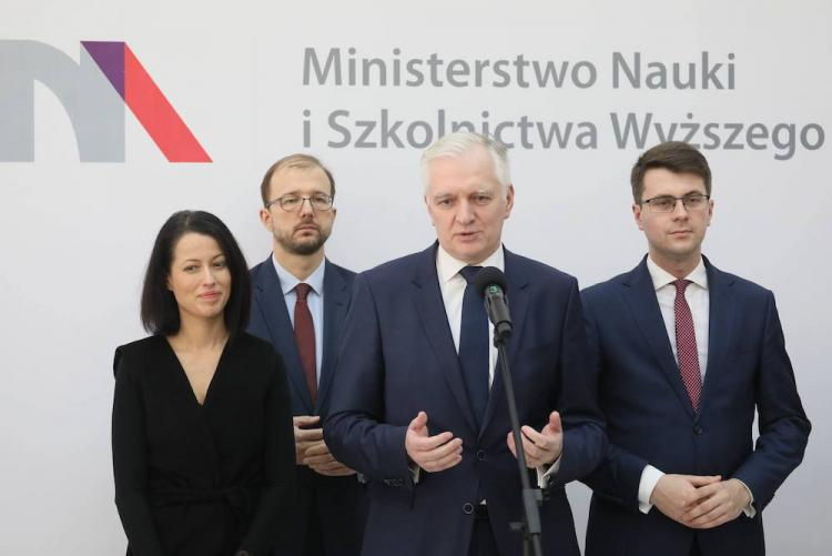 Minister nauki i szkolnictwa wyższego Jarosław Gowin (2P), dyrektor generalny MNiSW Anna Budzanowska (L) oraz podsekretarze stanu w MNiSW Piotr Muller (P), Piotr Dardziński (2L). Fot. PAP/P. Supernak