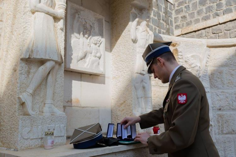 Ppłk Mariusz Tomalski przed złożeniem wieńca przed pomnikiem upamiętniającym pobyt polskich żołnierzy nad Jeziorem Galilejskim w Tyberiadzie. Fot. PAP/A. Guz