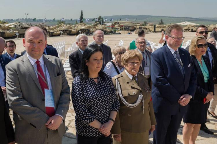 Wiceminister spraw zagranicznych Jan Dziedziczak (L), posłanka PiS Anita Czerwińska (2L), major Stanisława Kociełowicz "Iskierka" (C), szef Urzędu do Spraw Kombatantów i Osób Represjonowanych Jan Józef Kasprzyk (2P), przewodnicząca Rady Ochrony Pamięci Walk i Męczeństwa, senator Anna Maria Anders (P) podczas zwiedzania Muzeum Wojsk Pancernych w Latroun, 13 bm. Fot. PAP/R. Guz