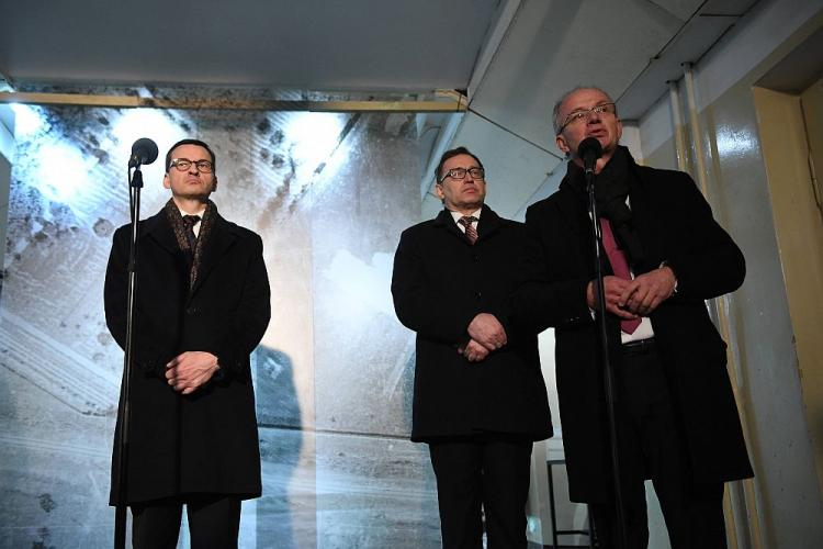 Premier Mateusz Morawiecki (L), prezes IPN Jarosław Szarek (2P) i wiceprezes IPN Krzysztof Szwagrzyk (P) podczas otwarcia wystawy "Dowody zbrodni" w Muzeum Żołnierzy Wyklętych i Więźniów Politycznych PRL na ul. Rakowieckiej 37 w Warszawie. Fot. PAP/R. Pietruszka