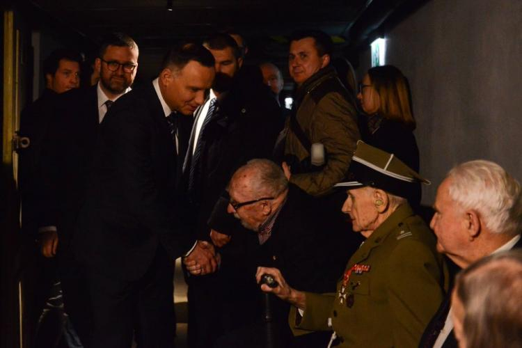  Prezydent Andrzej Duda dyrektor Muzeum Powstania Warszawskiego Jan Ołdakowski spotkali się z weteranami podczas otwarcia ekspozycji „Cele bezpieki w Areszcie Ministerstwa Bezpieczeństwa Publicznego 1945-1954” w piwnicach Ministerstwa Sprawiedliwości w Warszawie. Fot. PAP/J. Kamiński