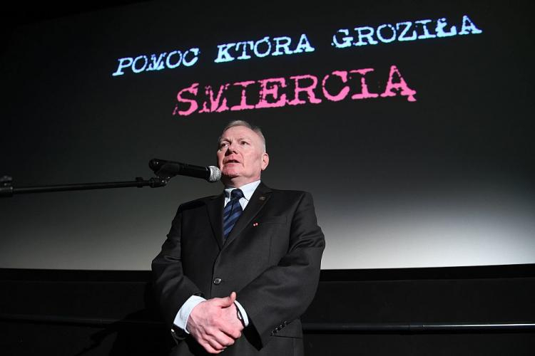 Wystąpienie reżysera Mieszka Zielińskiego przed pokazem filmu "Pomoc, która groziła śmiercią" w warszawskim kinie Atlantic. Fot. PAP/J. Turczyk