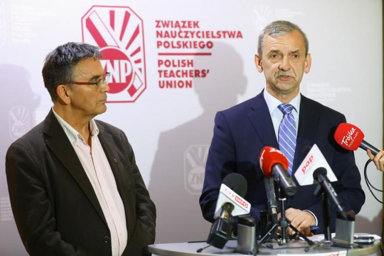 Prezes Związku Nauczycielstwa Polskiego Sławomir Broniarz (P) i wiceprezes ZNP Krzysztof Baszczyński (L) podczas konferencji "Stop Zalewska!" w siedzibie ZNP w Warszawie. Fot. PAP/R. Guz