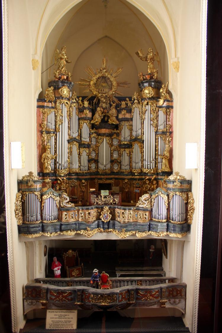 Miniatura barokowych organów (dzieło Michaela i Benjamina Englera z 1750-1761), które 9 czerwca 1976 strawił pożar. Źródło: Wikimedia Commons