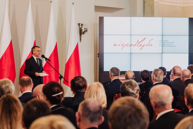 Posiedzenie Prezydent Andrzej Duda przewodniczył posiedzeniu Komitetu Narodowych Obchodów Setnej Rocznicy Odzyskania Niepodległości RP. Fot. T. Tołłoczko. Źródło: niepodległa.gov.pl