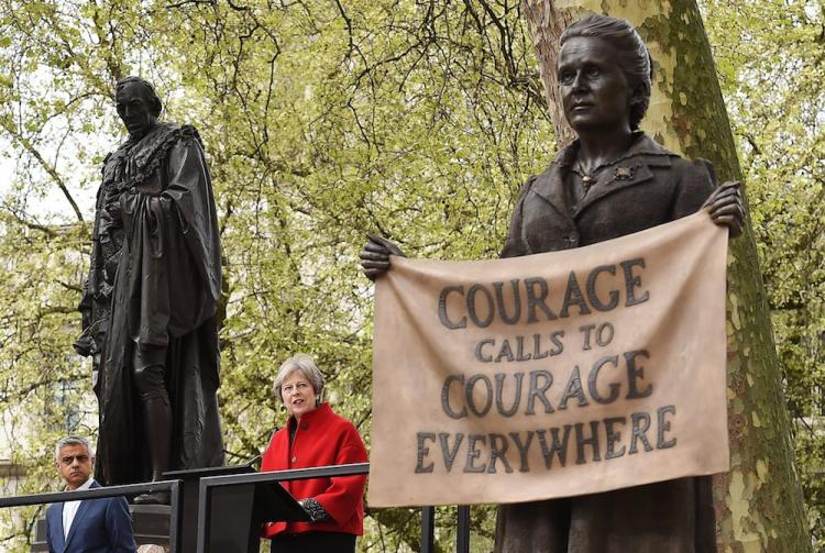  Burmistrz Londynu Sadiq Khan i premier Wielkiej Brytanii Theresa May odsłonili we wtorek na placu przed brytyjskim parlamentem pomnik upamiętniający sufrażystkę i feministkę Millicent Fawcett. Fot. PAP/EPA