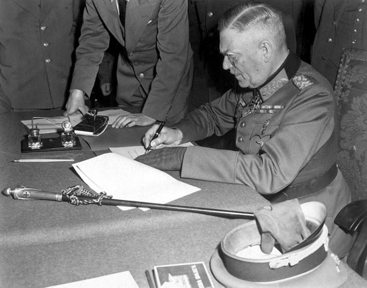 Podpisanie aktu kapitulacji. Źródło: Wikimedia Commons