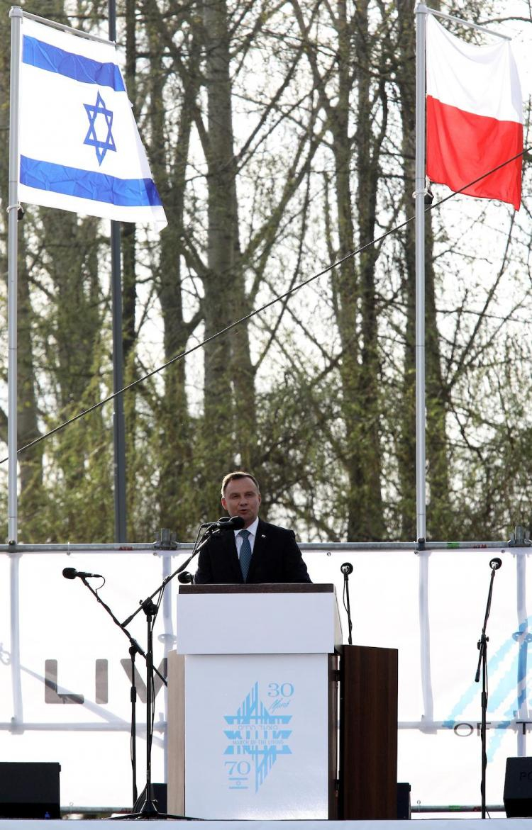 Prezydent RP Andrzej Duda przemawia podczas uroczystości przy Międzynarodowym Pomniku Ofiar Obozu w Brzezince, 12 bm. Fot. PAP/S. Rozpędzik
