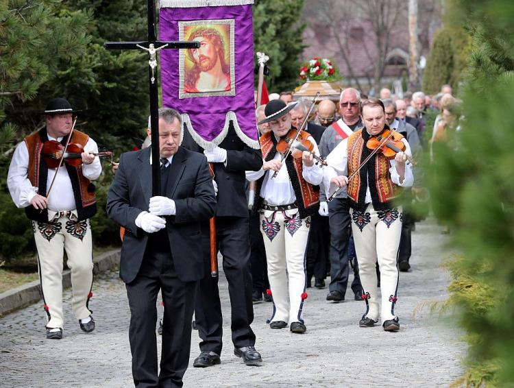 Uroczystości pogrzebowe dr. Leszka Allerhanda na cmentarzu parafialnym w Zakopanem. Fot. PAP/G. Momot