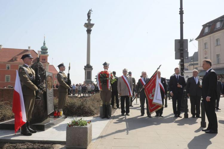 Prezydent Andrzej Duda składa wieniec przed Pomnikiem Katyńskim na warszawskim Podwalu. Fot. PAP/P. Supernak