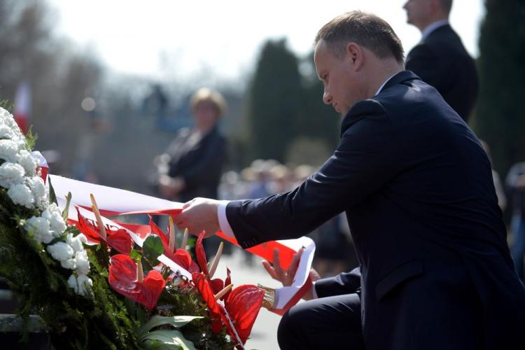 Prezydent Andrzej Duda składa wieniec na grobie ofiary katastrofy smoleńskiej na warszawskim Cmentarzu Wojskowym na Powązkach. Fot. PAP/M. Obara