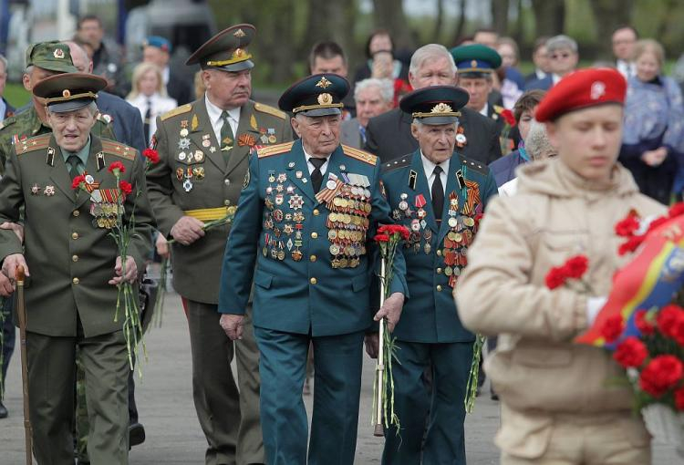 Rosyjscy kombatanci podczas uroczystości na cmentarzu wojennym w Braniewie, zorganizowanych z okazji 73. rocznicy zakończenia II wojny światowej. Fot. PAP/T. Waszczuk