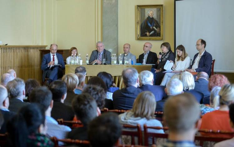 Wiceprezes IPN dr Mateusz Szpytma (L), historyk IPN dr Martyna Grądzka-Rejak (2L), dyrektor IFiS PAN prof. Andrzej Rychard (3L), dyrektor Muzeum Historii Żydów Polskich POLIN prof. Dariusz Stola (4L), dr August Grabski (P) z IH UW, historyk ŻIH dr Katarzyna Person (2P), prof. Barbara Engelking (3P) z IFiS PAN oraz prof. Andrzej Leder (4P) z IFiS PAN podczas debaty pt. Społeczeństwo polskie wobec zagłady żydów w Instytucie Filozofii i Socjologii PAN w Warszawie, 11 bm. Fot. PAP/M. Obara