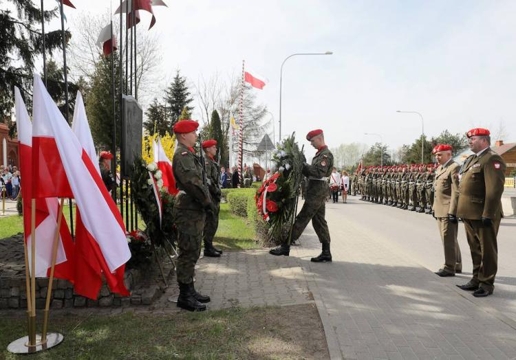 Komendant Mazowieckiego Oddziału Żandarmerii Wojskowej płk Hubert Iwoła (P) podczas uroczystych obchodów 187. rocznicy jednej z kluczowych bitew powstania listopadowego w Dębem Wielkim, 15 bm. Fot. PAP/P. Supernak