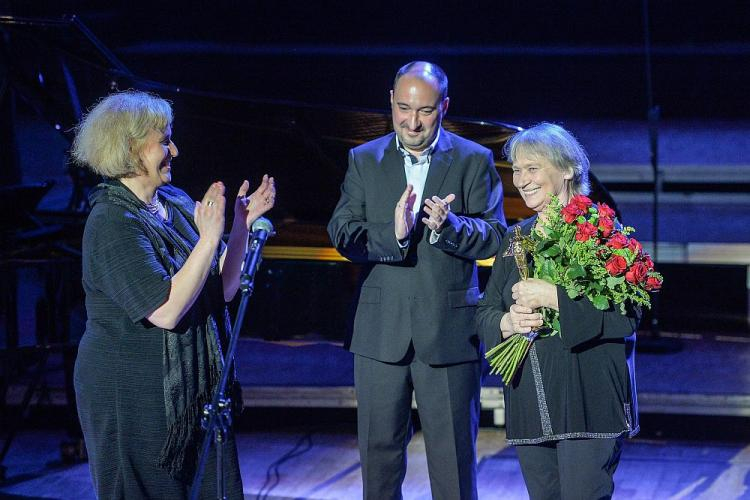 Laureatka Złotego Fryderyka - dyrygentka Agnieszka Duczmal (P) podczas gali 24. edycji wręczenia Nagród Akademii Fonograficznej Fryderyk w kategorii muzyki poważnej w Studiu Koncertowym Polskiego Radia im. Witolda Lutosławskiego w Warszawie. Fot. PAP/S. Leszczyński