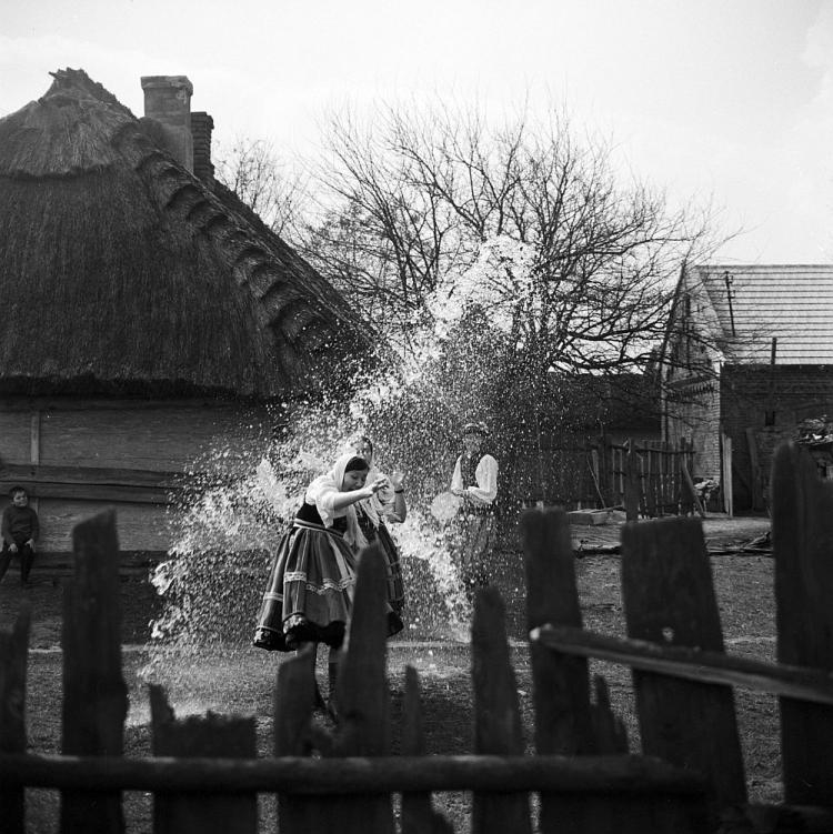 Śmigus-dyngus w Poniedziałek Wielkanocny na łowickiej wsi. Fot. PAP/CAF/H. Rosiak