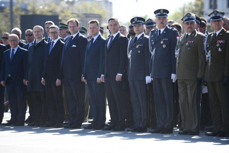 Prezydent Andrzej Duda, minister obrony narodowej Mariusz Błaszczak i szef Urzędu ds. Kombatantów i Osób Represjonowanych Jan Józef Kasprzyk podczas uroczystości święta Dowództwa Garnizonu Warszawa. Fot. PAP/J. Turczyk