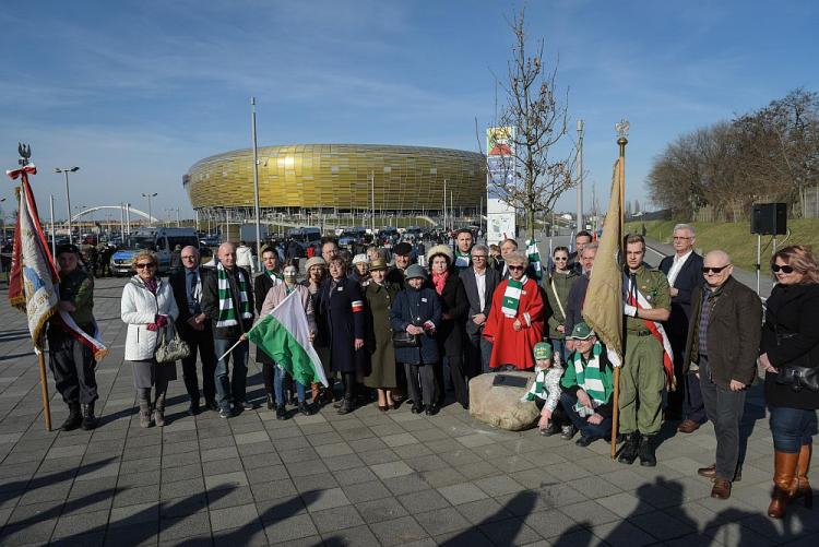 Uroczystość posadzenia trzech dębów ku czci ofiar Zbrodni Katyńskiej na promenadzie przy stadionie Energa Gdańsk. Fot. PAP/R. Jocher