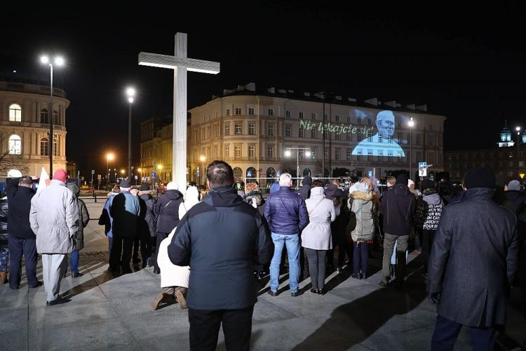 Czuwanie modlitewne na placu Piłsudskiego w Warszawie w 13. rocznicę śmierci świętego Jana Pawła II. Fot. PAP/R. Guz